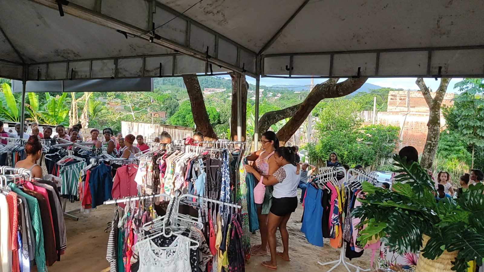 Camacã: Prefeitura homenageia as Mães da Portelinha I através do Projeto Brechó Solidário.
